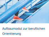 Füße, die eine Treppe hinaufgehen